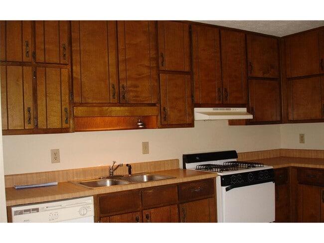Building Photo - 110 Meadowbrook Ct