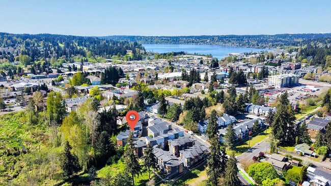 Building Photo - Modern 3 beds/ 2.5 bath townhouse in Kenmore!