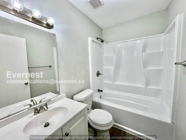 Building Photo - 3 Bed, 2 Bath Home with Fenced Yard & Garage / Pet-Friendly / Available Now!