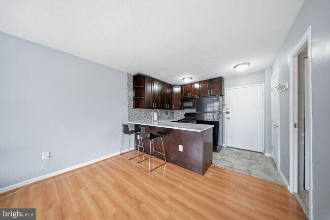 Building Photo - 922 24th St NW