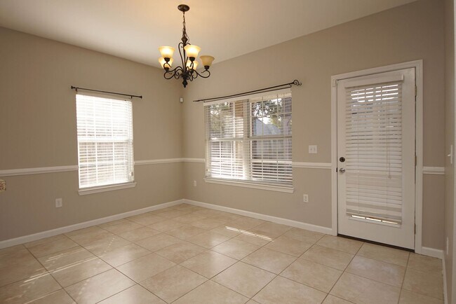 Building Photo - Central Niceville Location