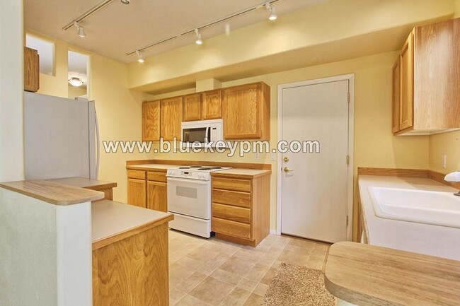 Building Photo - 2 Bed, 2 Bath Main Floor Condo in Cascade ...