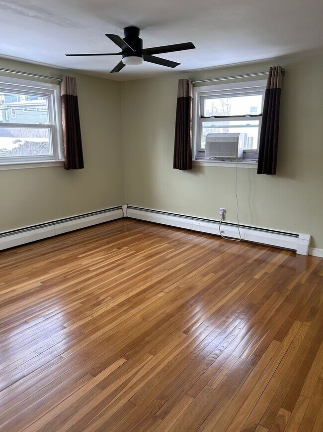 Building Photo - House for Rent in Stoneham!