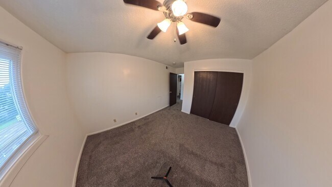 Building Photo - 2013 NW Hickory Ln