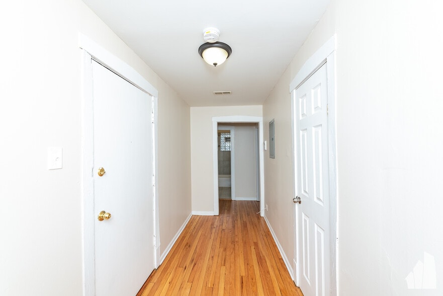 Building Photo - 3749 W Sunnyside Ave