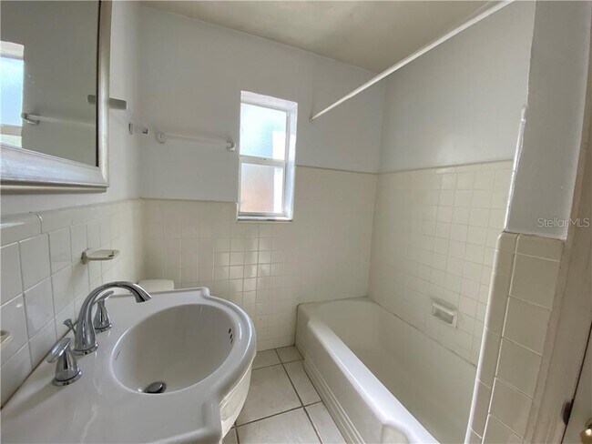 Building Photo - 460 Card Ave