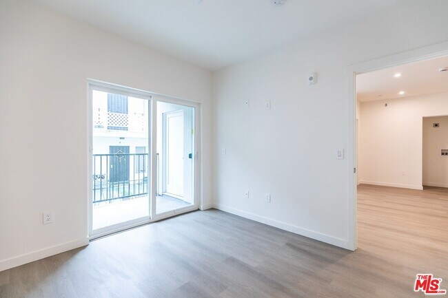 Building Photo - 1227 N Berendo St