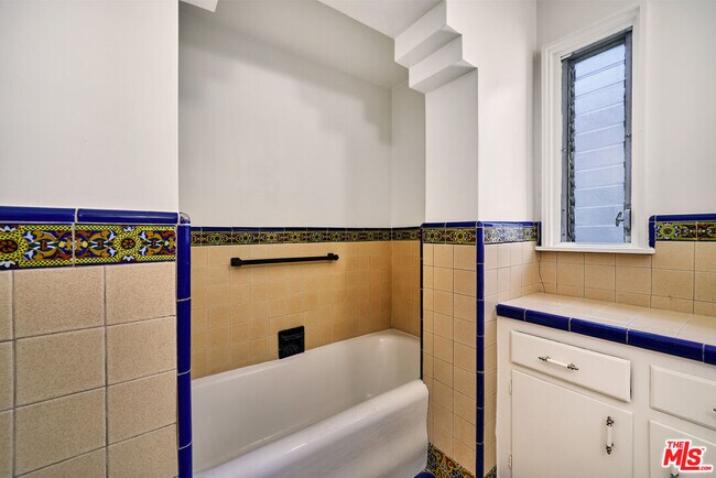 Building Photo - 1087 S Genesee Ave