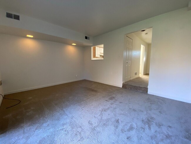 Building Photo - Wonderful 2 Bedroom Townhouse in Zelienopl...