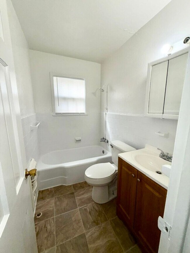 Building Photo - Bonus Room
