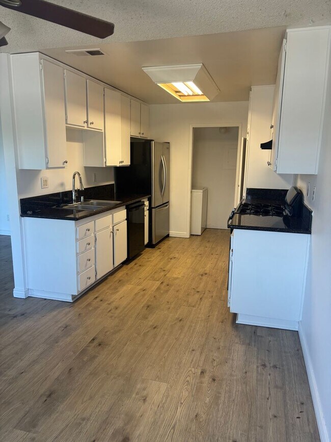 Building Photo - 2bd/2ba Upper Unit In Quail Ridge!!