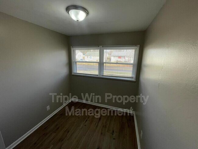 Building Photo - 360 Shepley Dr