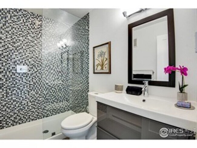 Building Photo - Recently Renovated and Updated 5 BR Townho...