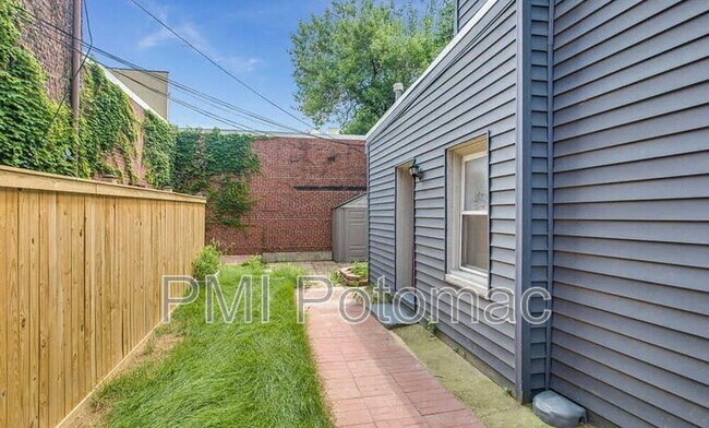 Building Photo - 729 10th St NE