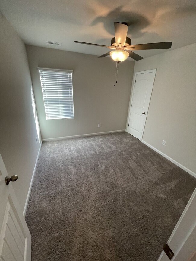 Building Photo - 1077 Peony Ln