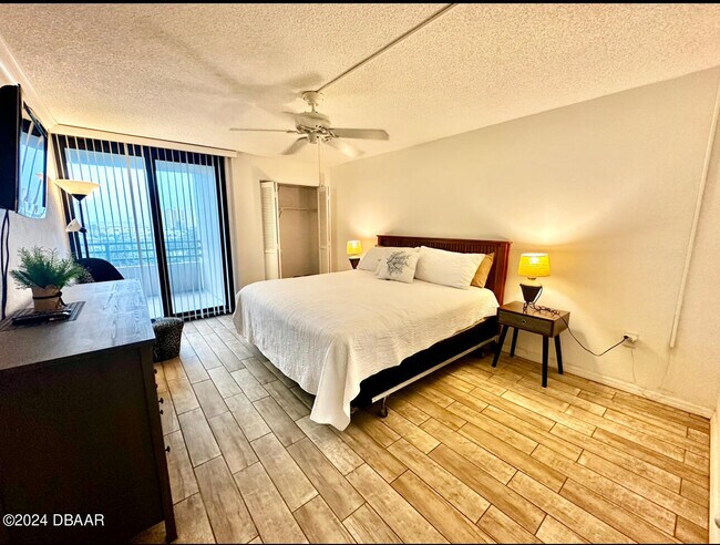 Building Photo - 1 Oceans W Blvd