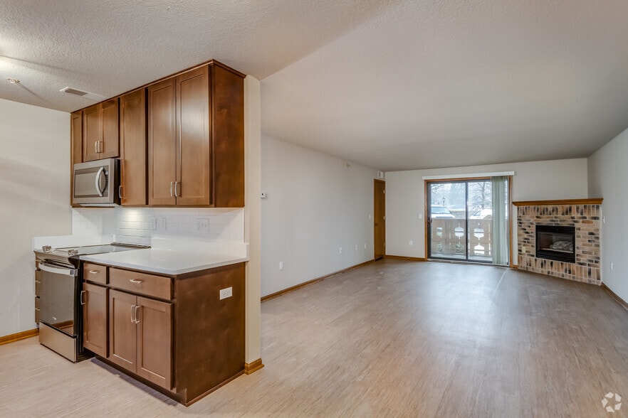 Primary Photo - Parkwood Lake Apartments