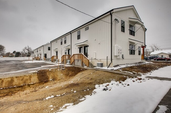 Building Photo - 3 Bedroom Townhomes For Rent