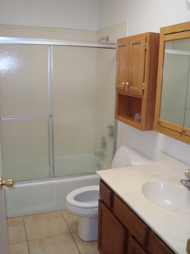 Building Photo - Refrig A/C 3bed/2bath!