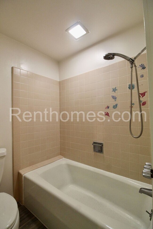 Building Photo - La Jolla, 5383 Chelsea St #104, Beautiful Ocean Views, Controlled Access Building and Parking!