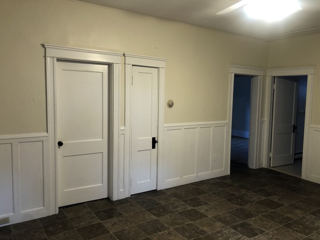 Building Photo - 1st Floor Updated 3 BR Quiet Area Near Bla...