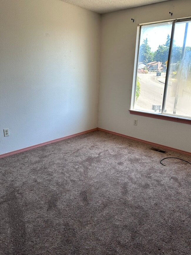 Building Photo - Updated 4BR Home in Renton's Victoria Park Neighborhood!