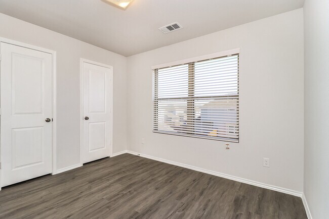 Building Photo - 5529 Eagle Point Dr