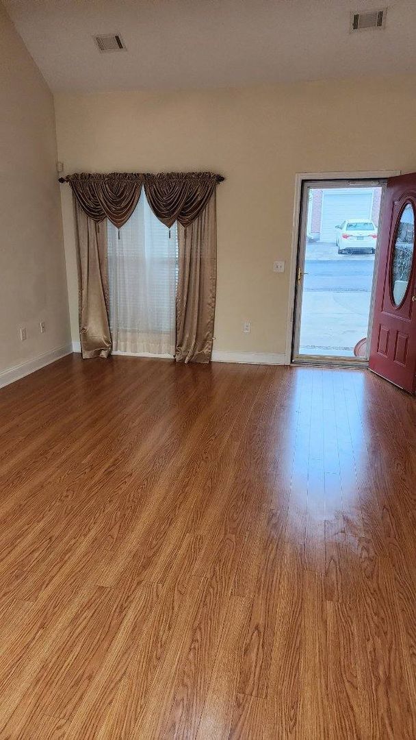 Building Photo - 3 Bedroom 2 Bath Townhome off Stevens Cree...