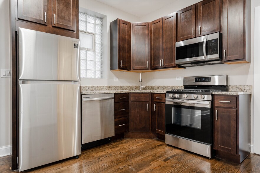 Primary Photo - 2031 W Moffat St