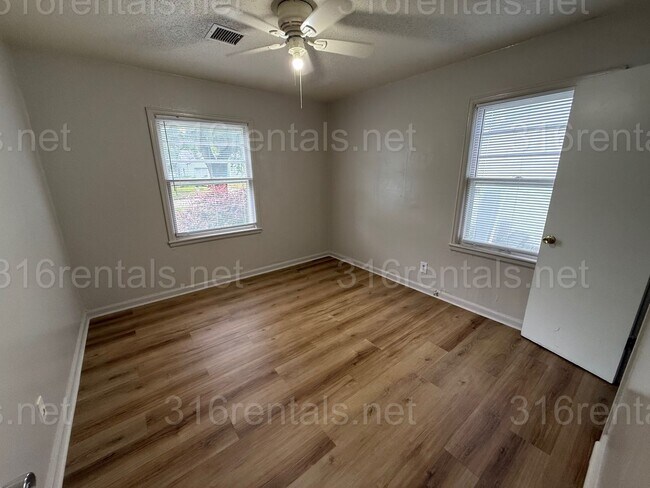 Building Photo - $975 - 3 bedroom / 1 bathroom - Single Fam...