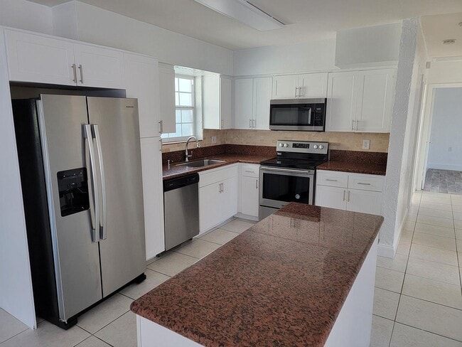 Building Photo - 20941 NE 25th Ct