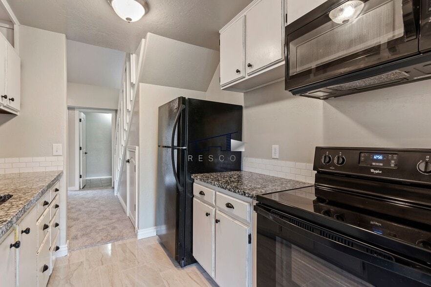 Building Photo - 26 White Barn Dr