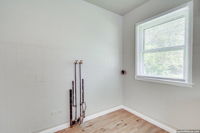 Building Photo - 528 5th St