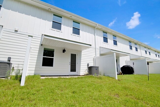 Building Photo - New Townhome near UWF and Nine Mile Rd