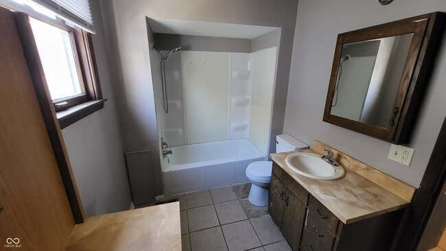 Building Photo - 330 W 6th St