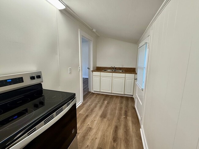 Building Photo - Cozy 1BR • 1BA Home Near Downtown Burlington!