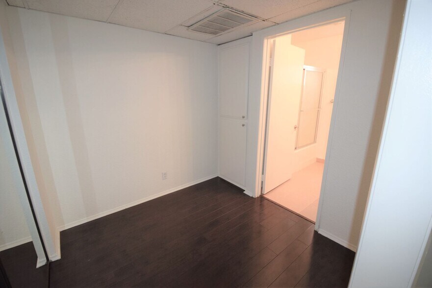 Building Photo - 11045 La Maida St