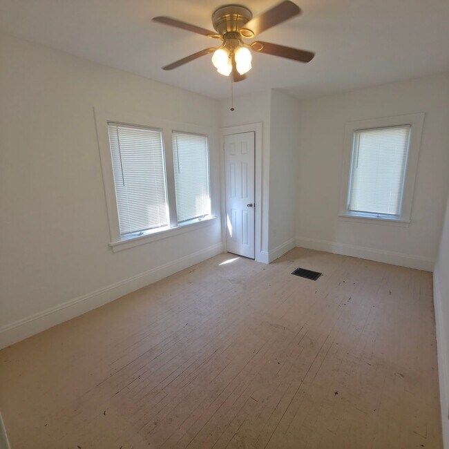 Building Photo - Single Family Home 4  beds 1 bath COMING S...