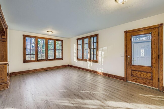 Building Photo - 988 Reaney Ave E