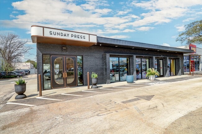 Building Photo - 1806 Gardenia Dr