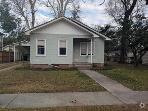 Building Photo - Charming  in Monroe's Garden District