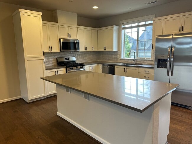 Building Photo - BEAUTIFUL CONTEMPORARY HOME IN BETHANY