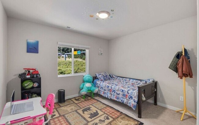 Building Photo - Modern 4-Bed Home in Northshore School District with A/C