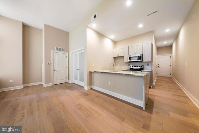 Building Photo - 33 Letitia St