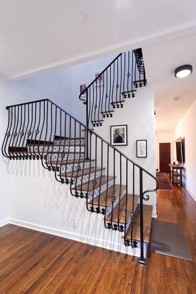 Building Photo - 6 Bedroom Home and ADU for Rent in Los Feliz Neighborhood