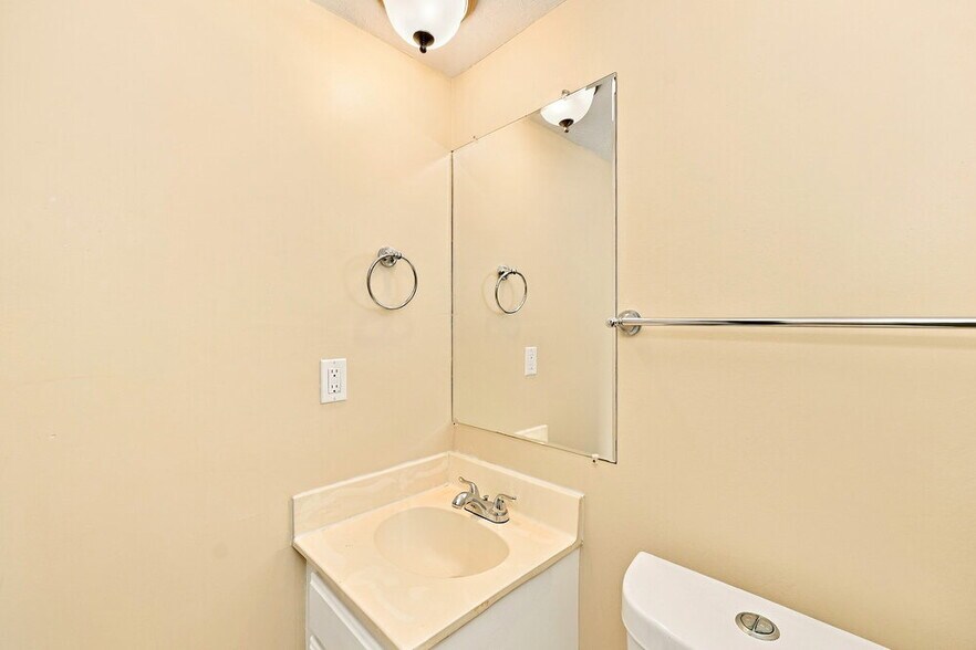 Building Photo - 232 Thistle Ln