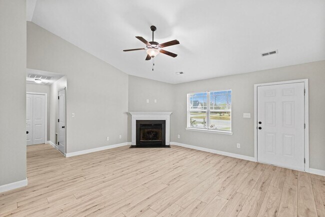 Building Photo - Bridgeport Home with Community Pool!