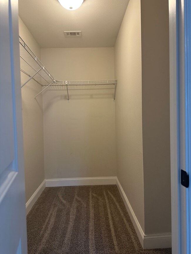 Building Photo - 3 Bedroom with extra Office Space AVAILABLE NOW!