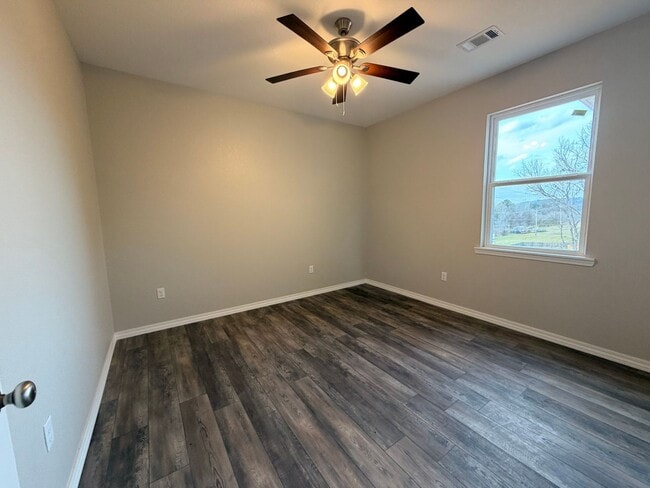 Building Photo - Welcome to your dream home in Russellville, AR!