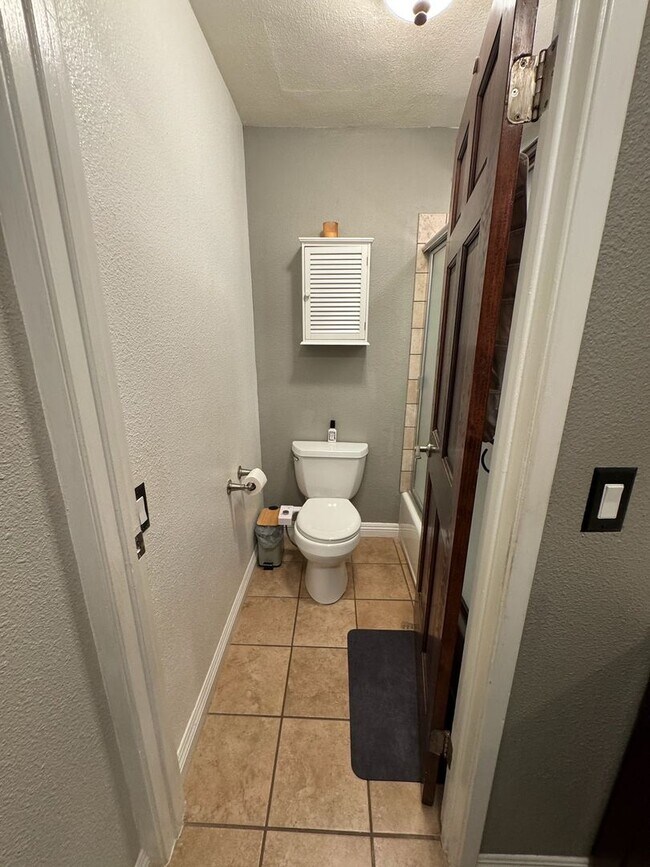 Building Photo - Spacious 1 bedroom condo centrally located...